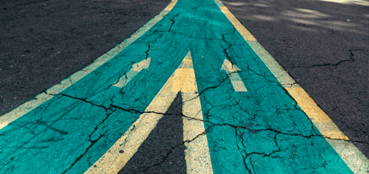 Uma estrada pintada com linhas amarelas e azuis