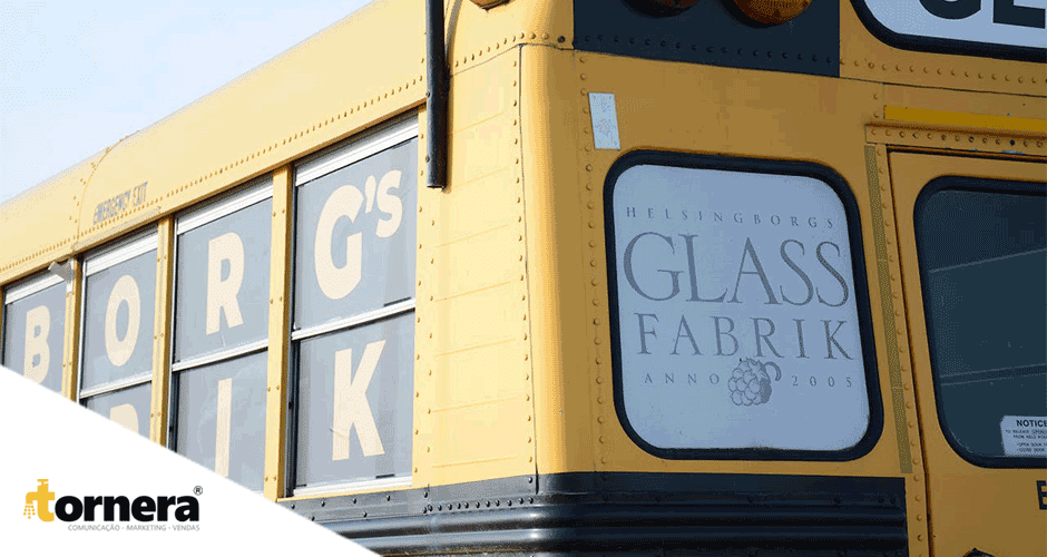 Um close de um ônibus escolar amarelo