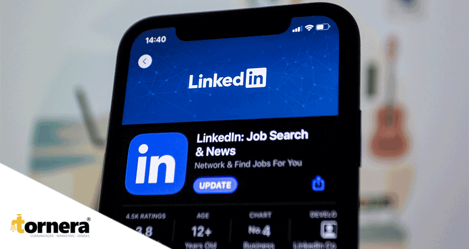 O logotipo do LinkedIn é exibido em um smartphone