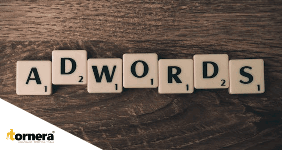 A palavra adwords escrita com blocos scrabble